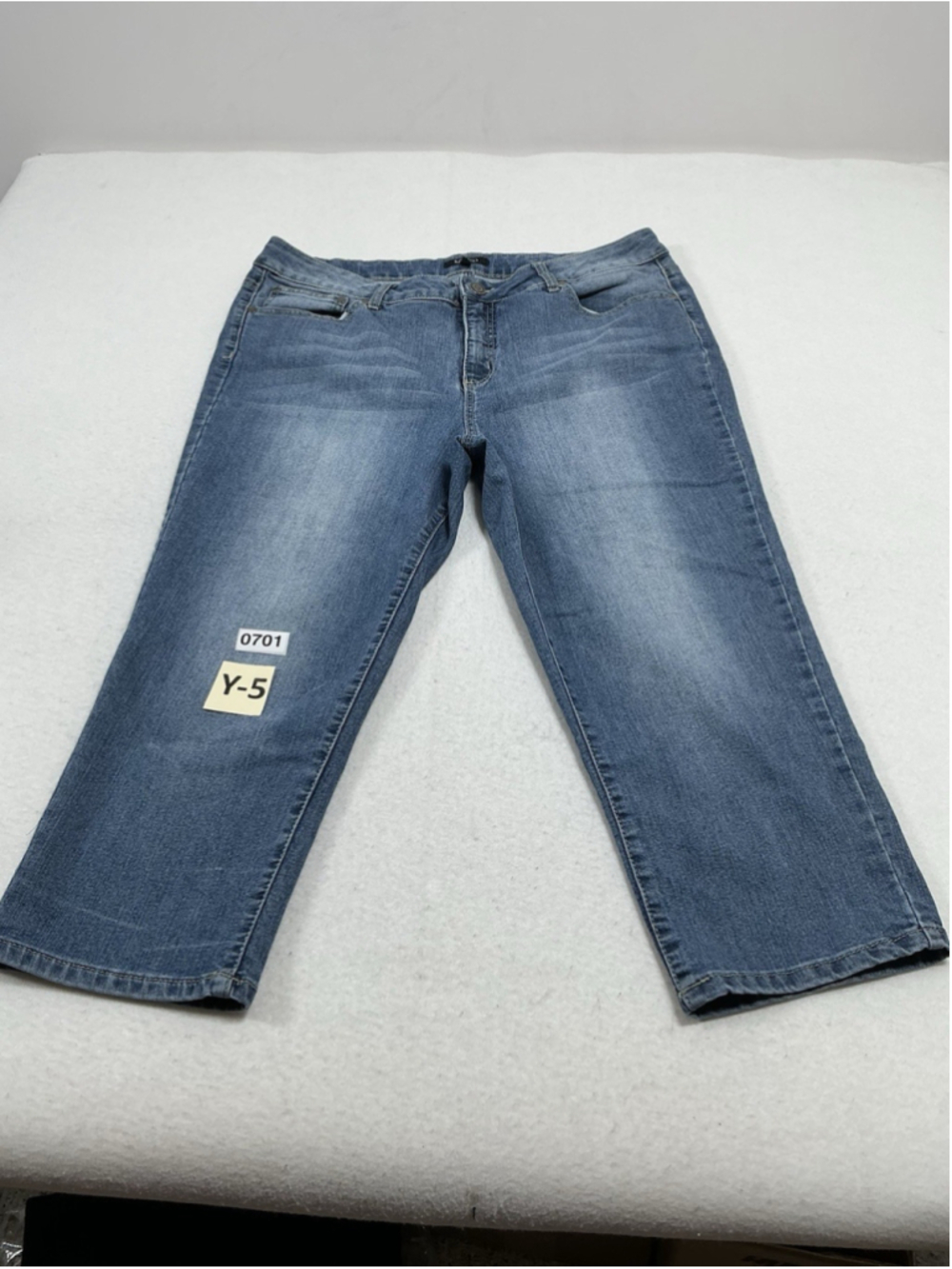 Womans Excellent Relativity Capri Blue Jeans Size 18